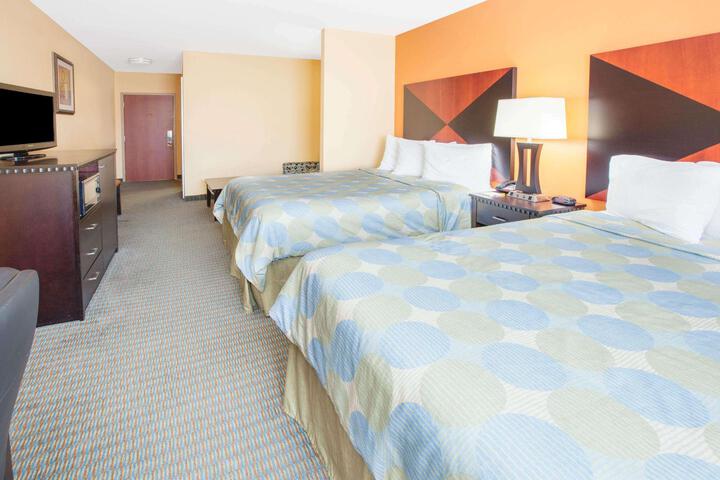 2 Queen Beds (1 of 9)