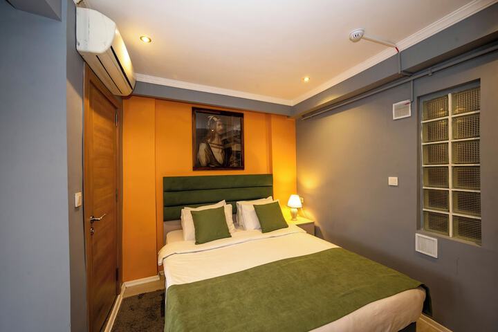 Room 33 of 158