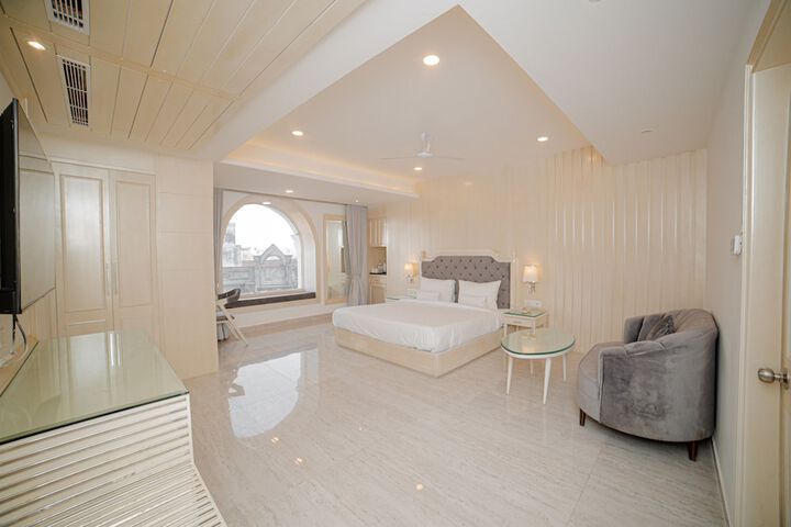 Room 27 of 76