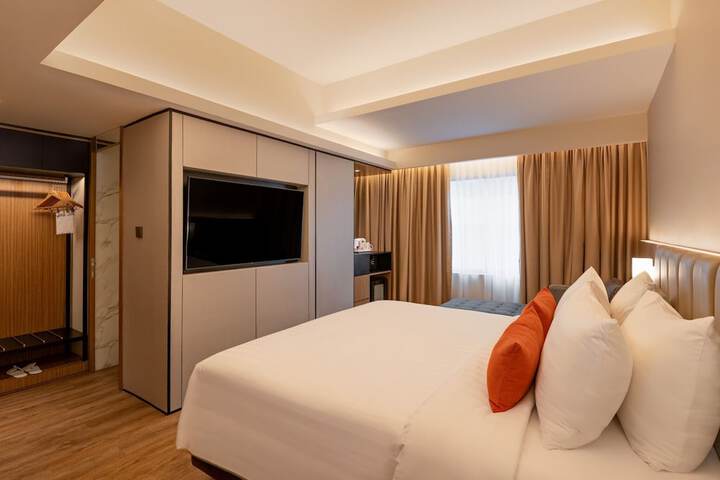 Room 8 of 28