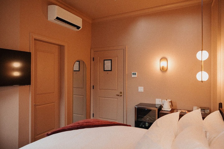 Room 11 of 37
