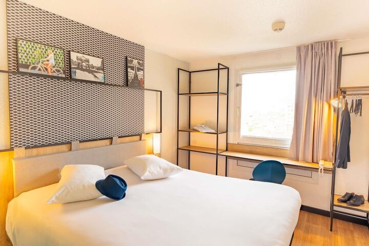 Room 10 of 40