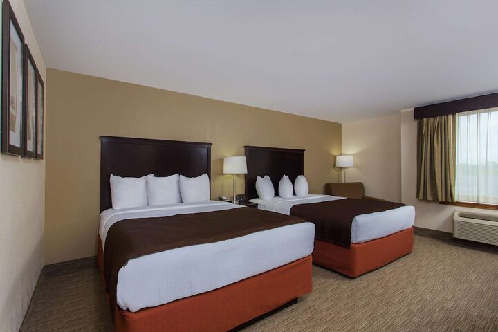 2 Queen Beds (3 of 5)