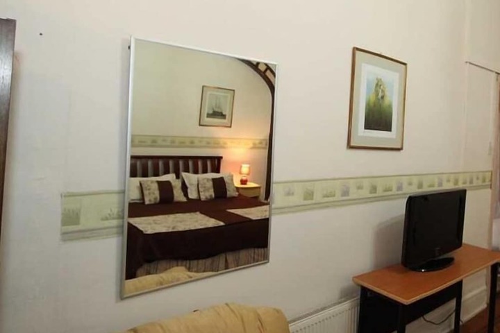 Room 5 of 11
