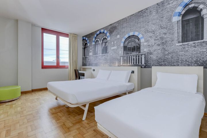 Room 3 of 39