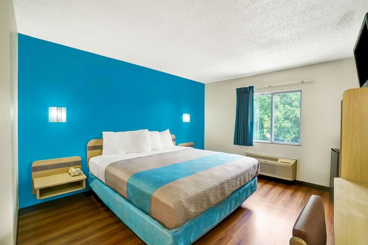 1 King Bed (6 of 10)