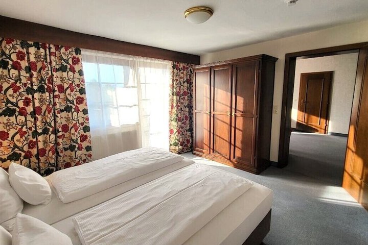 Room 12 of 119