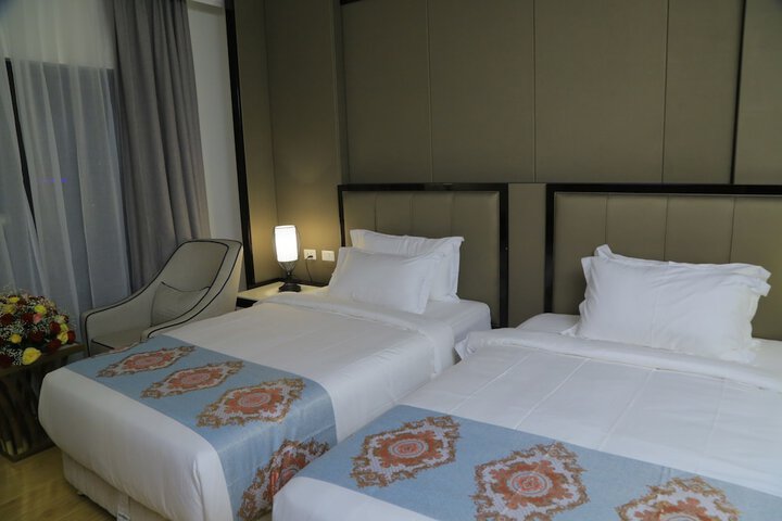 Room 10 of 33