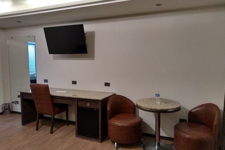 Room 13 of 32