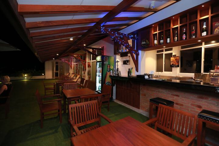 Lounge 33 of 44