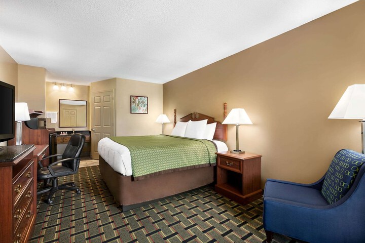 1 King Bed (2 of 7)