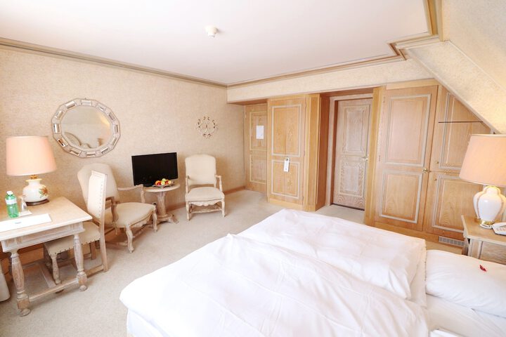 Room 12 of 34