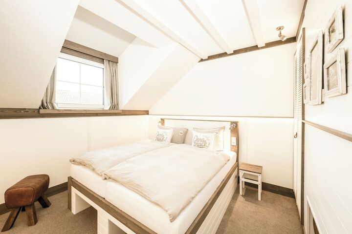 Room 5 of 82
