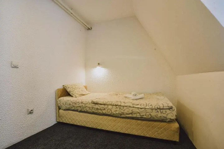Room 6 of 8