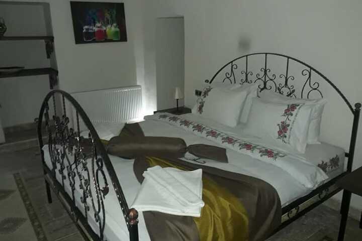 Room 53 of 185