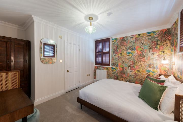 Room 27 of 67