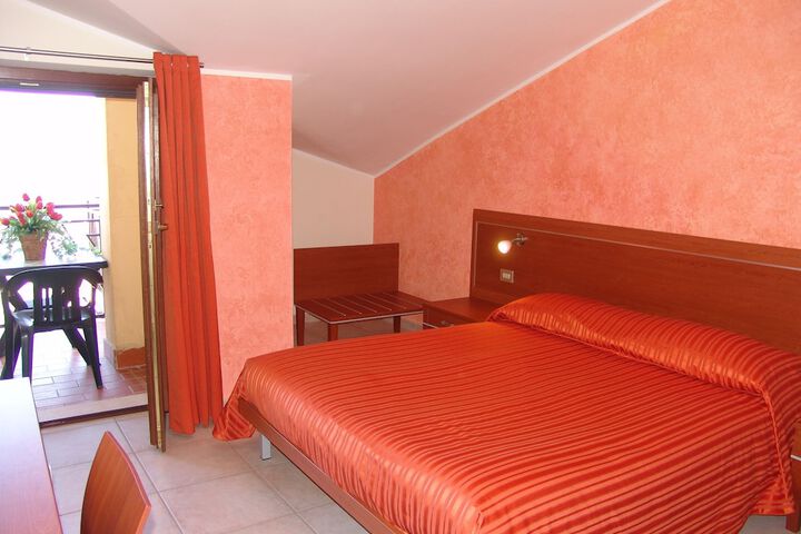 Room 12 of 37
