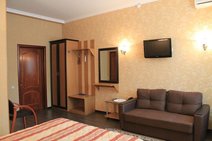 Room 8 of 28