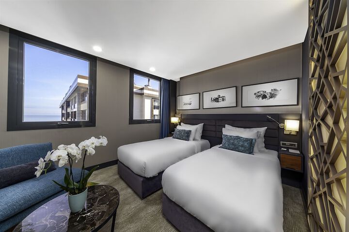 Room 4 of 32