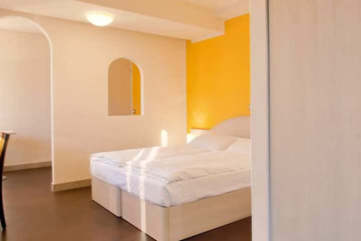 Room 8 of 100