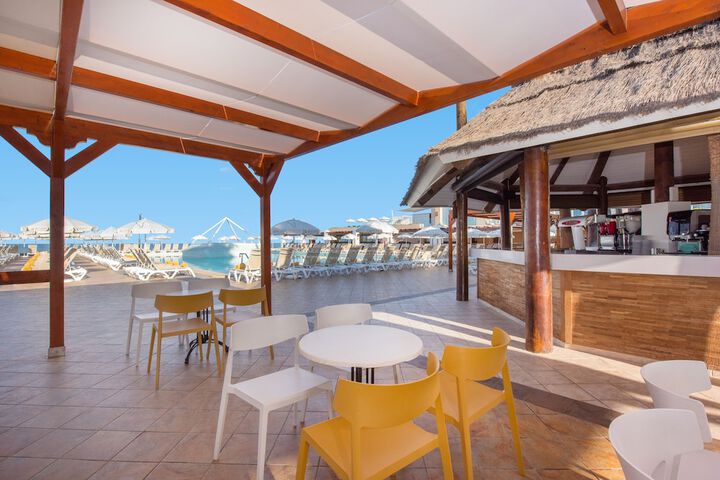 Swim-up bar