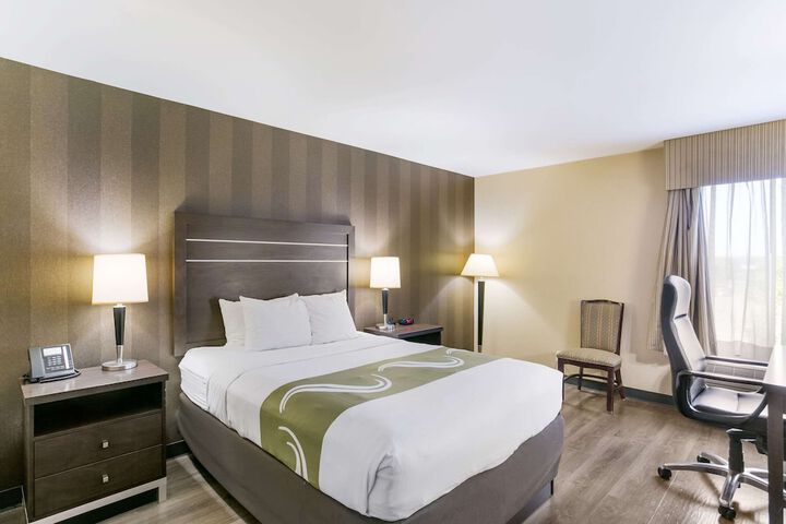 1 Queen Bed (6 of 6)