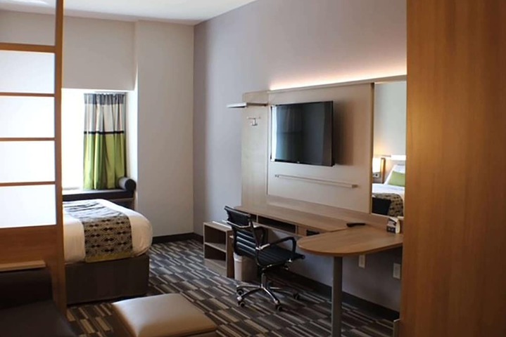 1 Queen Bed (9 of 14)