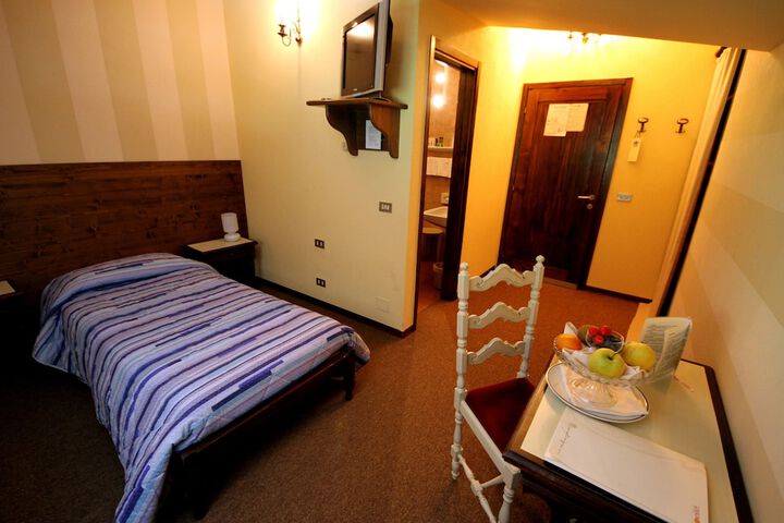Room 4 of 24