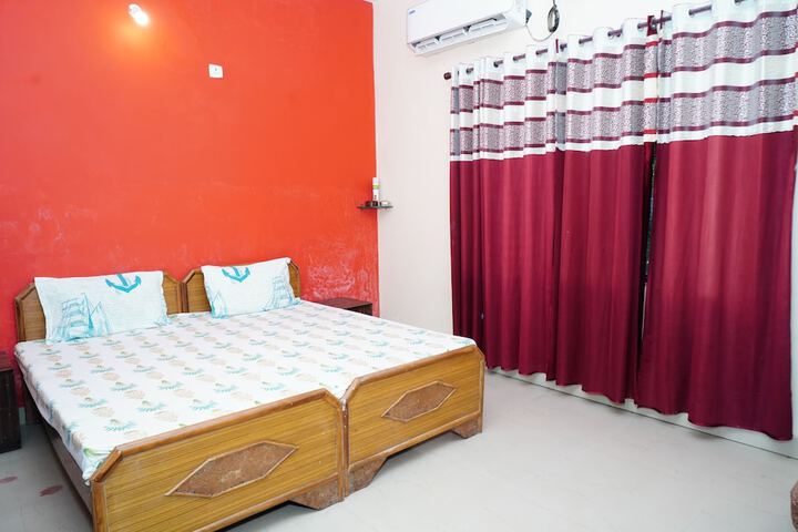 Room 4 of 8