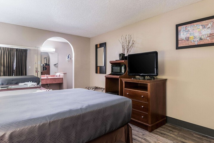 1 Queen Bed (2 of 8)