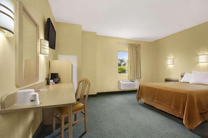 1 Queen Bed (10 of 14)