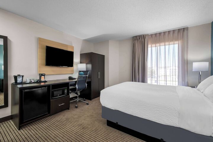 1 Queen Bed (5 of 17)