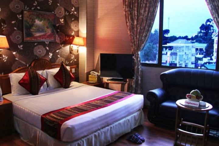 Room 7 of 32