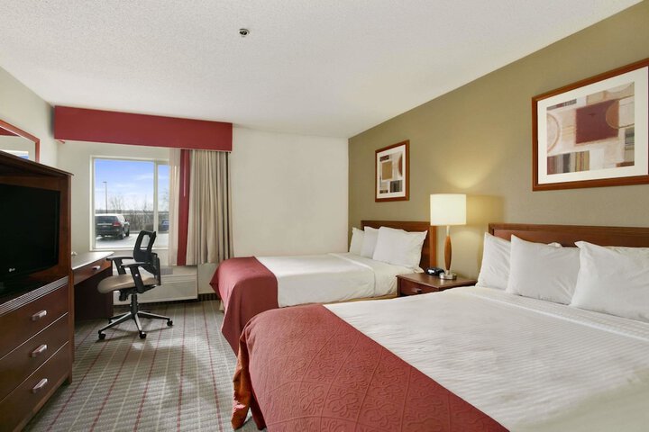 1 Queen Bed Accessible Room (1 of 7)