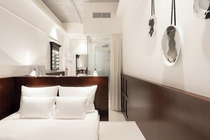 Room 25 of 42