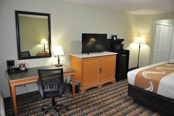 1 King Bed (19 of 33)
