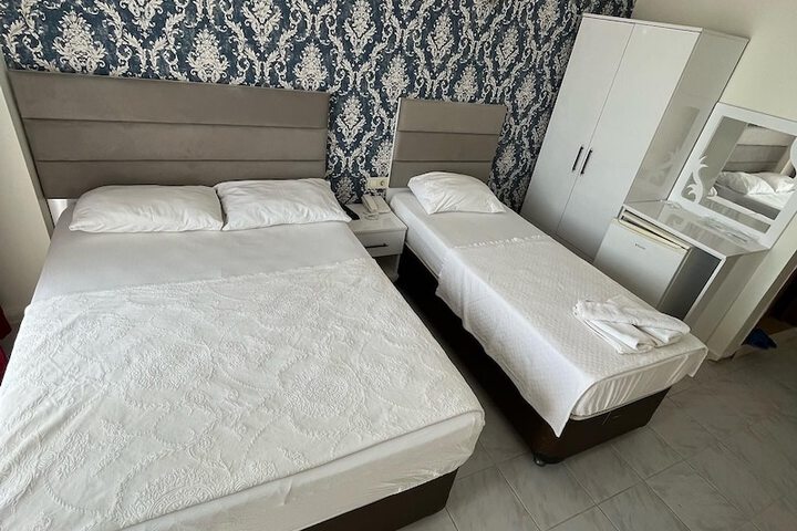 Room 3 of 33
