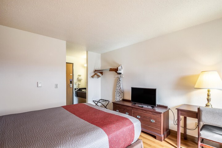 1 Queen Bed (3 of 12)