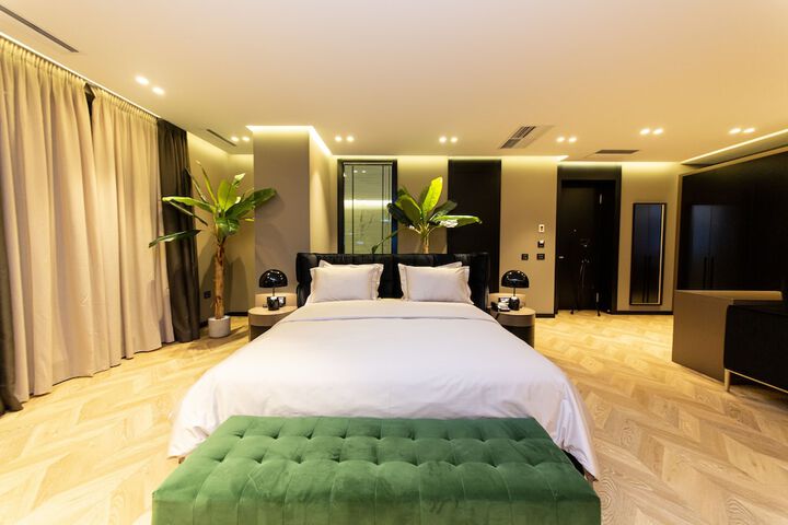 Room 5 of 77