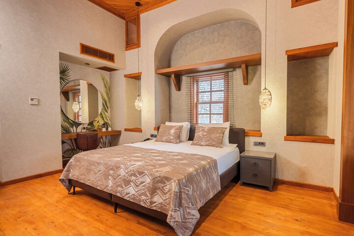 Room 4 of 37