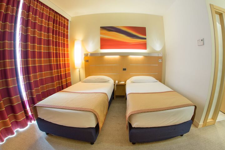 Room 11 of 27