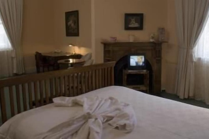 Room 5 of 17