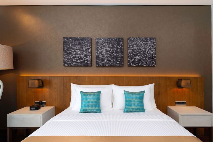 Room 5 of 18