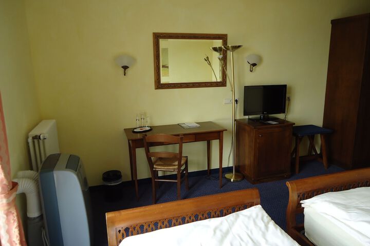 Room 4 of 40