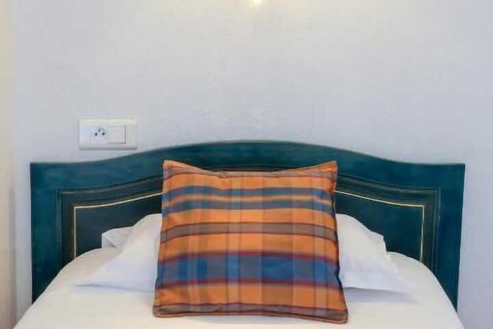 Room 6 of 172