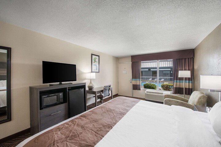 1 King Bed (3 of 9)