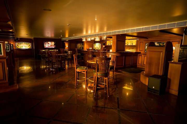 Lounge 30 of 41