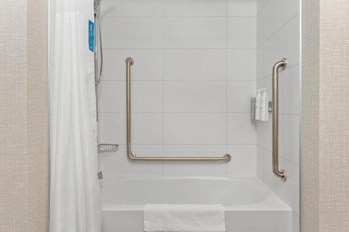 1 King Bed Mobility Accessible with Tub (18 of 19)
