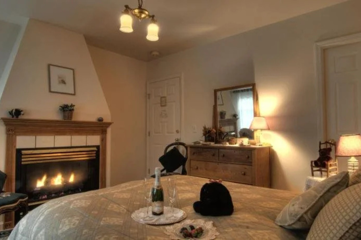Room 4 of 16