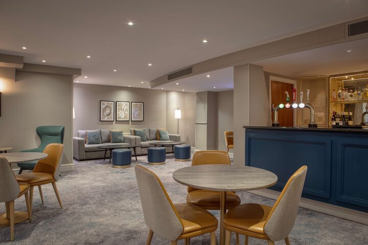 Lounge 82 of 103